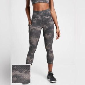 Athleta Black and Gray Ultimate Stash Pocket Printed Capri Size Medium